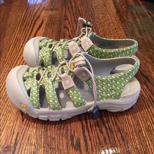 Keen big boys water sandals size 6